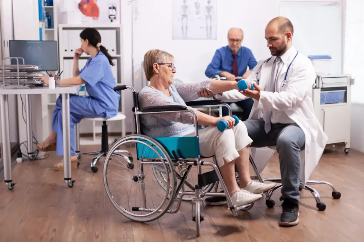 Udar mózgu: Rehabilitacja w szpitalu NFZ ile trwa i co wpływa?