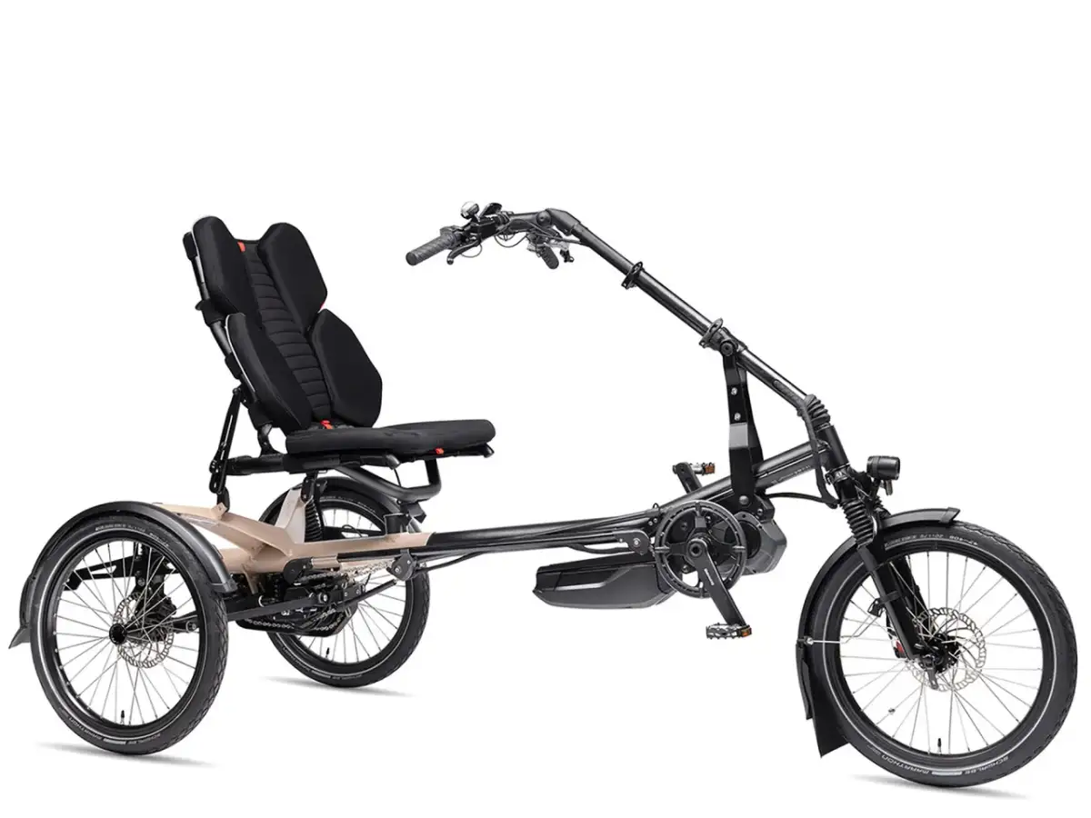 Ein schwarzes Dreirad mit Sitz und E-Motor auf weißem Hintergrund.