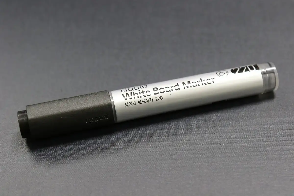 Biały marker tablicowy Monami 220. Zastanawiasz się, czym zmyć marker z plastiku? Ten marker jest przeznaczony do tablic, więc powinien łatwo zejść.