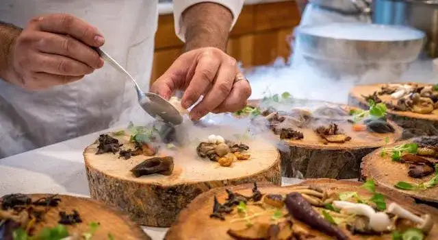 Gdzie zjeść w Ruciane-Nida? Odkryj najlepsze lokale gastronomiczne