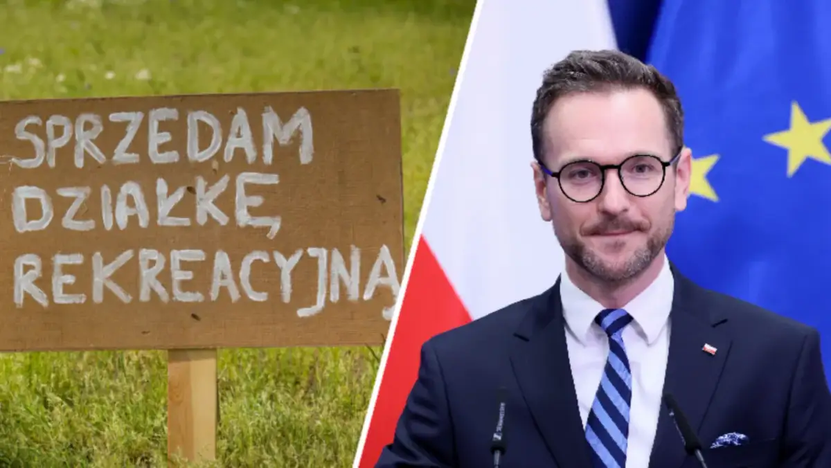 Tablica "Sprzedam działkę rekreacyjną" obok mężczyzny w garniturze, który może posiadać licencję pośrednika nieruchomości.