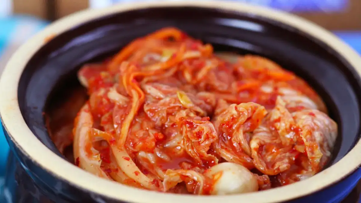 W czym kisić kimchi? Sekret smaku i bezpieczeństwa kiszonki
