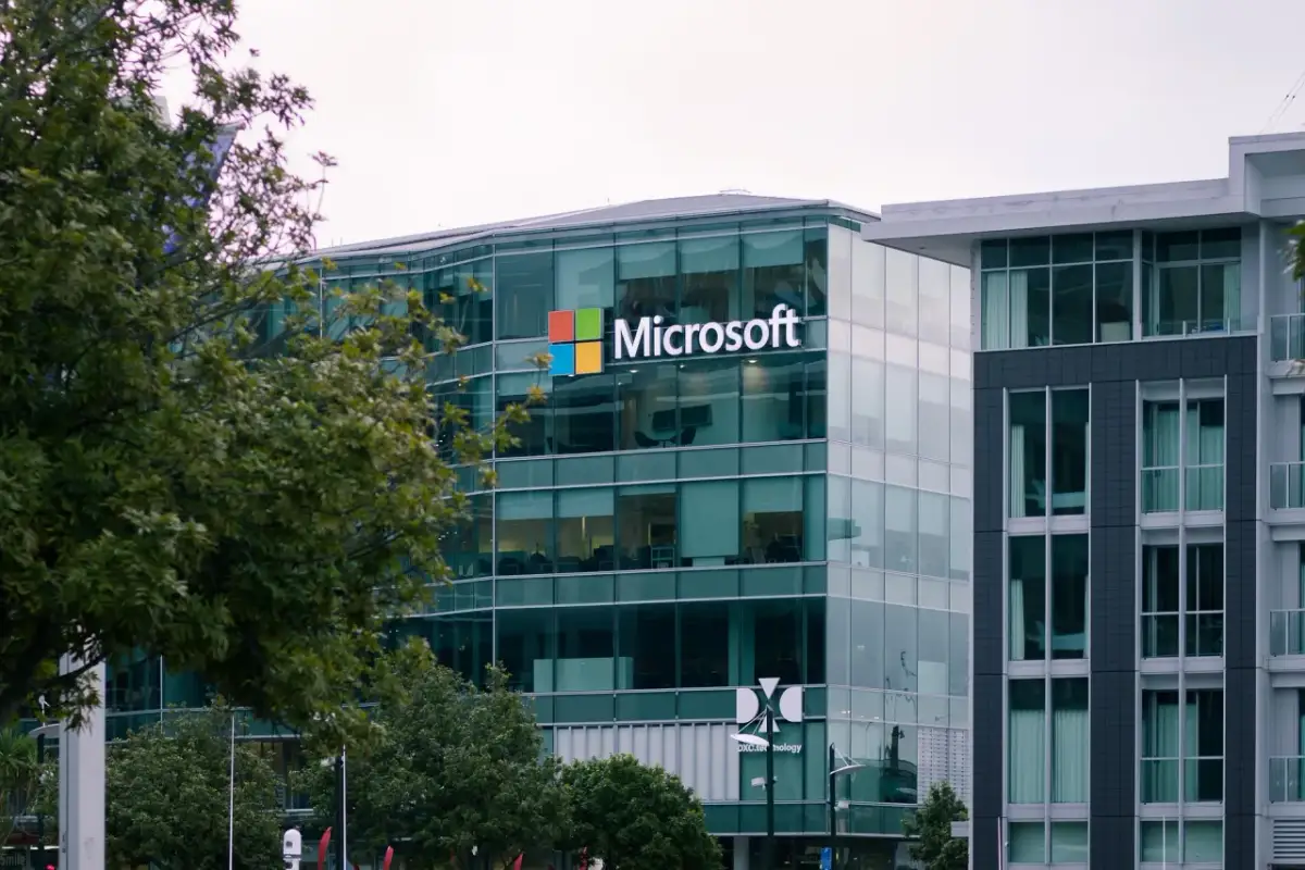 Microsoft Defender kontra płatne pakiety ochronne – czy systemowe zabezpieczenia dają radę?