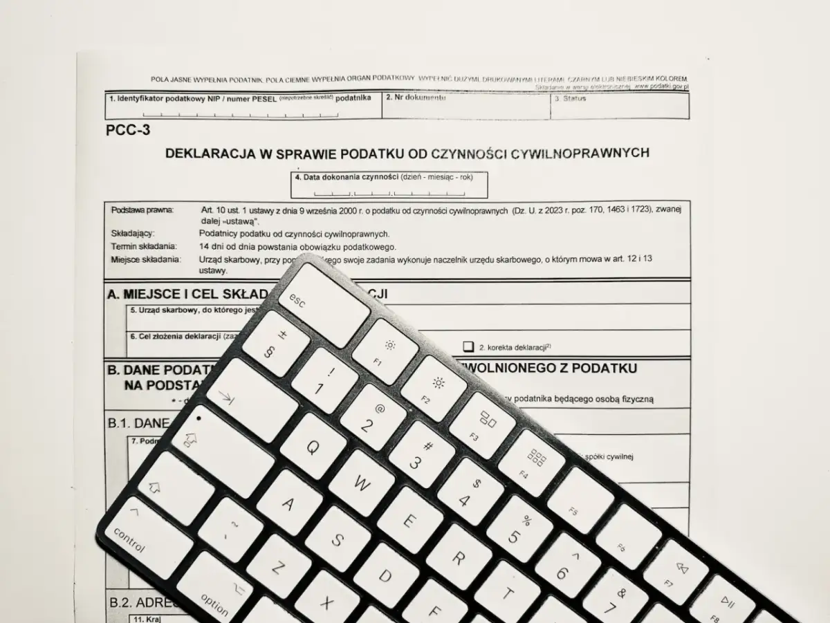 Formularz PCC-3 z klawiaturą. Deklaracja podatkowa w sprawie podatku od czynności cywilnoprawnych.