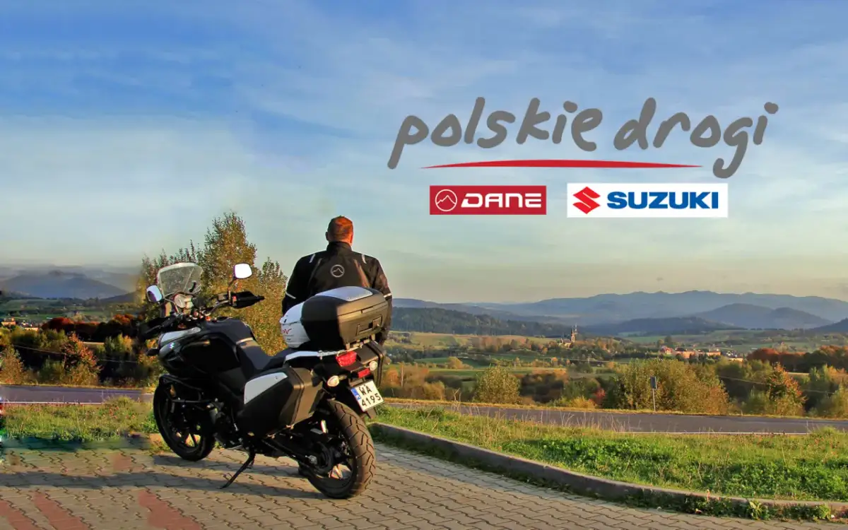 Motocyklista na tle malowniczego krajobrazu górskiego w Polsce.