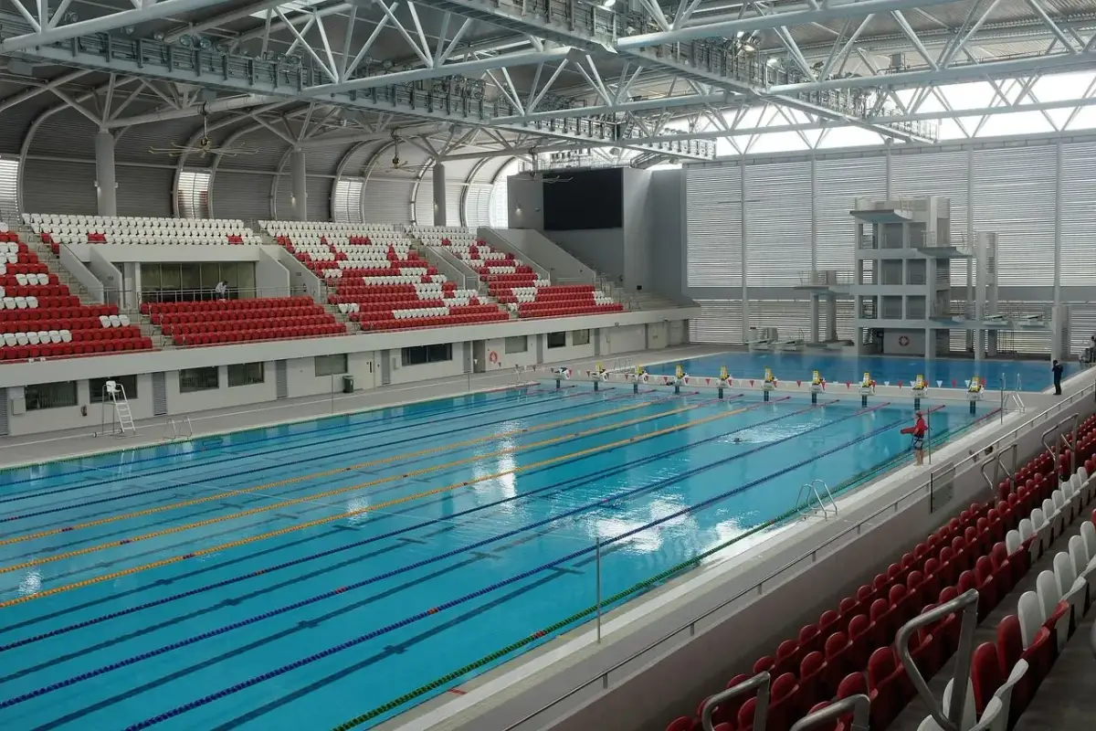 Basen olimpijski z wieżą do skoków. Idealne miejsce na zawody multisport czy aktywna rekreacja.