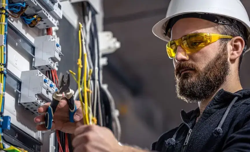 Ile zarabia elektryk na kopalni? Sprawdź, dlaczego warto pracować w tej branży.