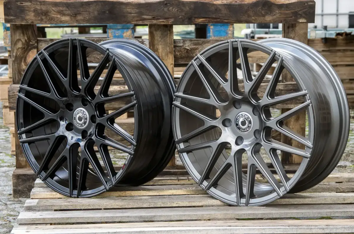 Dwa stylowe felgi aluminiowe: jedna w głębokiej czerni, druga w eleganckim grafitowym odcieniu. Różnorodne kolory felg aluminiowych dla każdego gustu.
