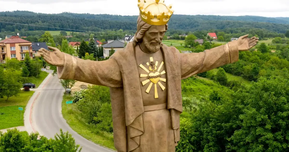 Pomnik Jezusa Chrystusa Króla z koroną i Sercem, jakby wzywał do modlitwy litania do Serca Pan Jezusa.