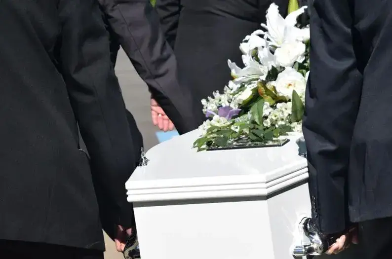 Ile kosztuje pogrzeb świecki? Poznaj ukryte wydatki i oszczędności