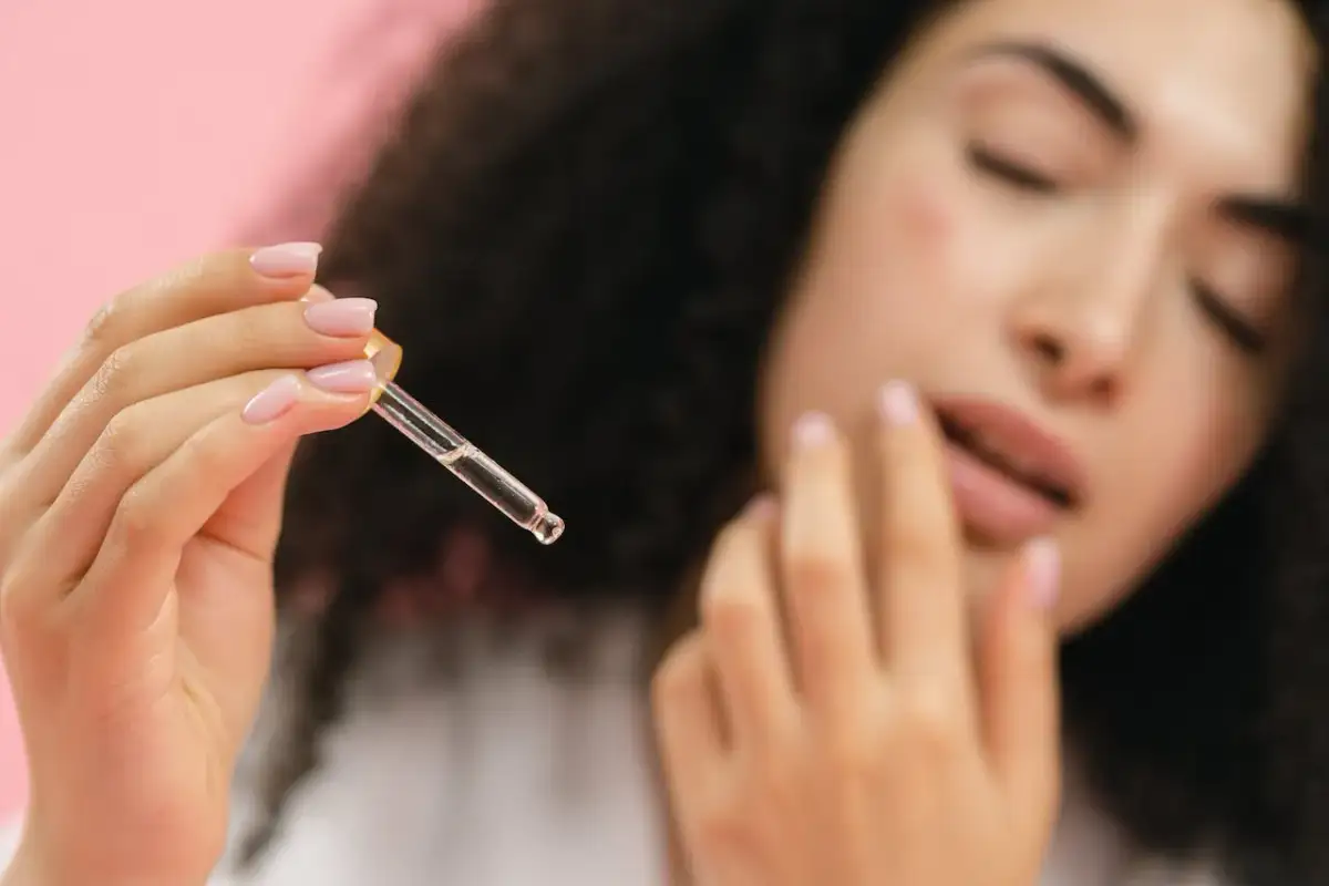 Retinol i kwas hialuronowy: jak łączyć dla odmłodzonej skóry?
