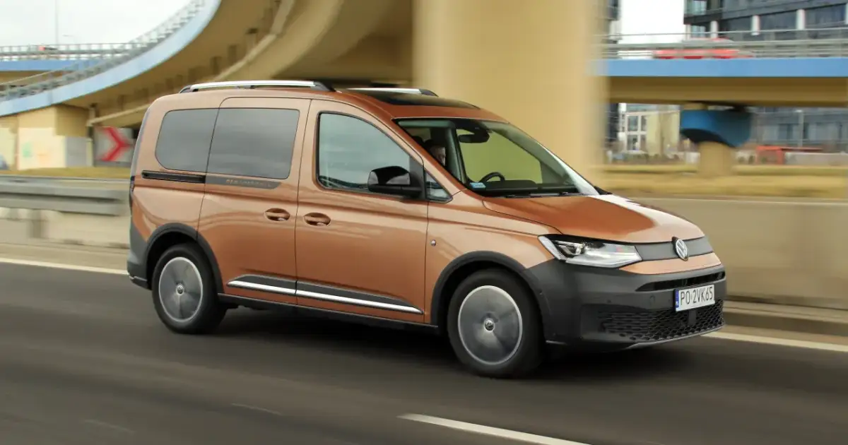 Brązowy Volkswagen Caddy Pan Americana w ruchu drogowym.