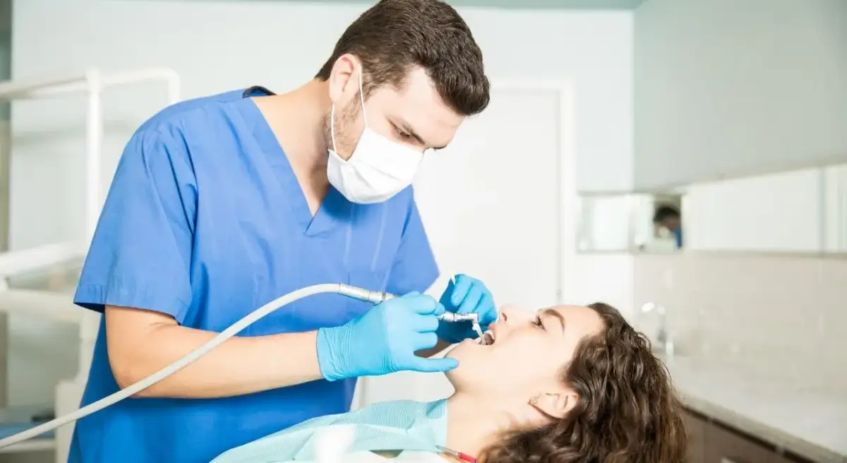 Zarobki dentystów w Polsce: Ile zarabia dentysta? Sprawdź!