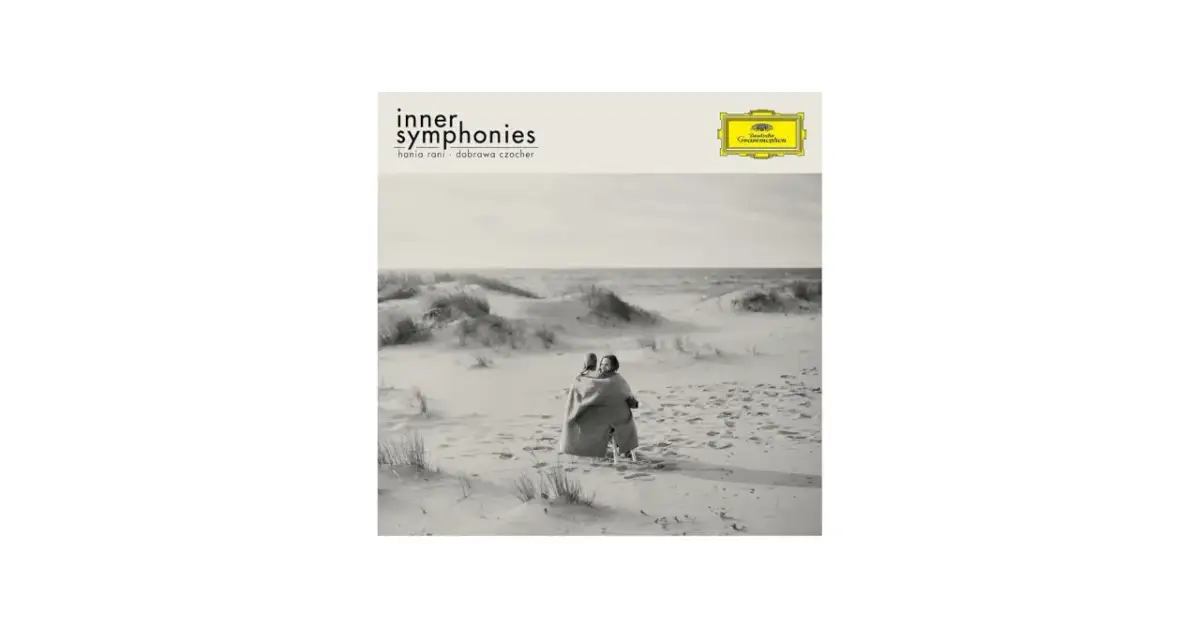 Okładka albumu "Hania Rani Inner Symphonies" z dwoma postaciami otulonymi kocem na tle wydm.