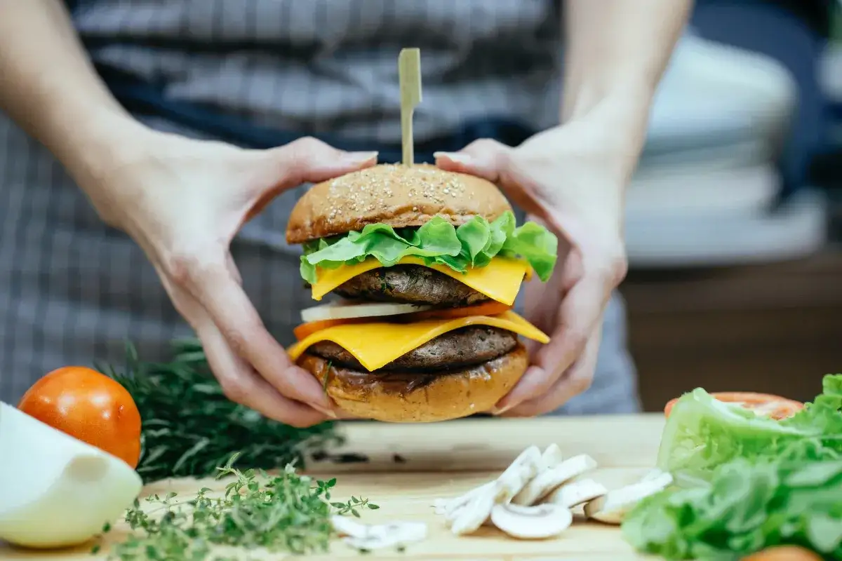 Kaloryczność burgera: od 250 do 1200 kcal? Sprawdź, od czego zależy!