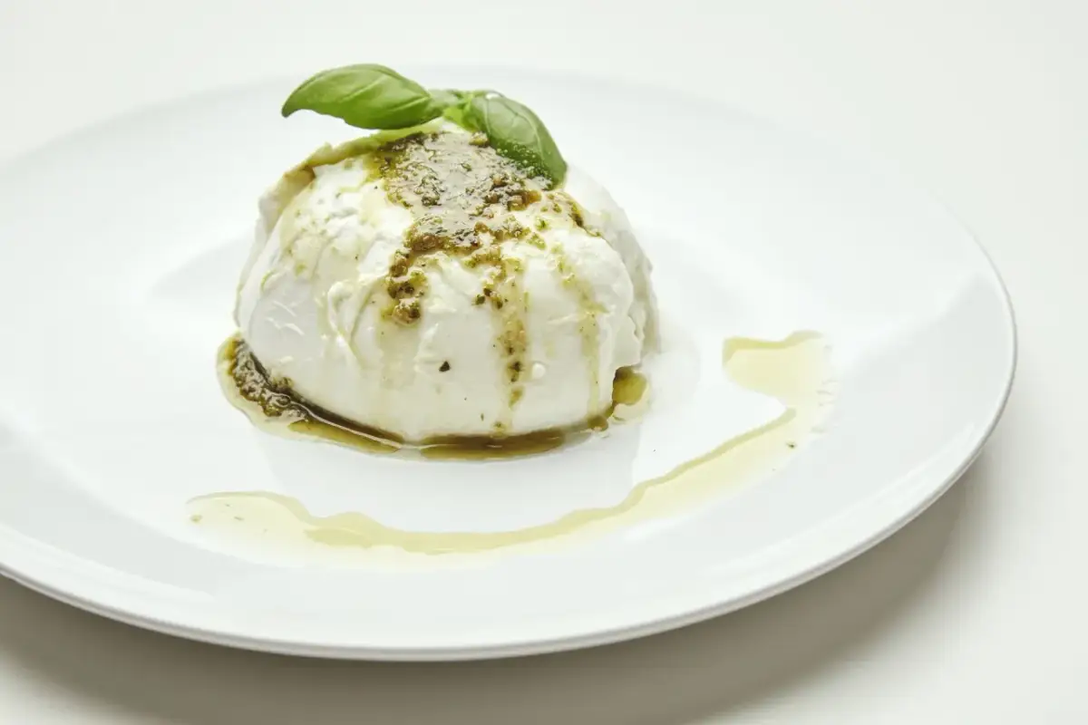 Pyszna burrata z pesto i oliwą. Zastanawiasz się, czy można jeść mozzarellę po terminie? Sprawdź!