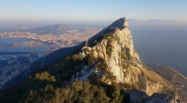 Gdzie leży Gibraltar? Odkryj jego niezwykłe położenie i znaczenie
