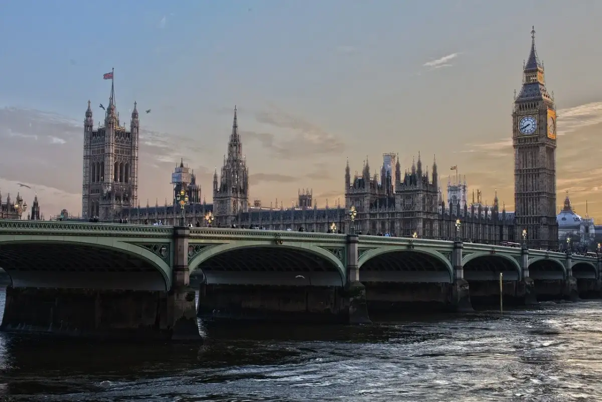 Most brytyjskiego parlamentu i Big Ben. Czy do Anglii potrzebny jest paszport? Tak, po Brexicie.