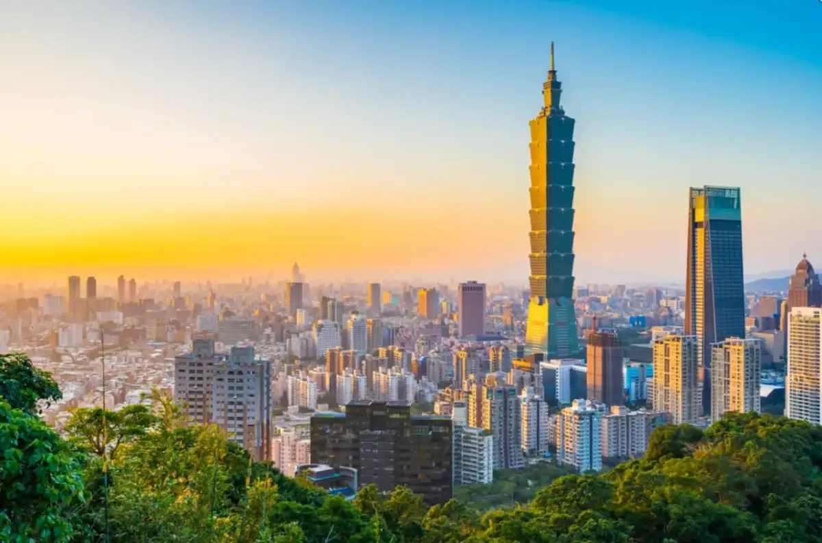 Zachód słońca nad Tajpej, z dominującym wieżowcem Taipei 101.