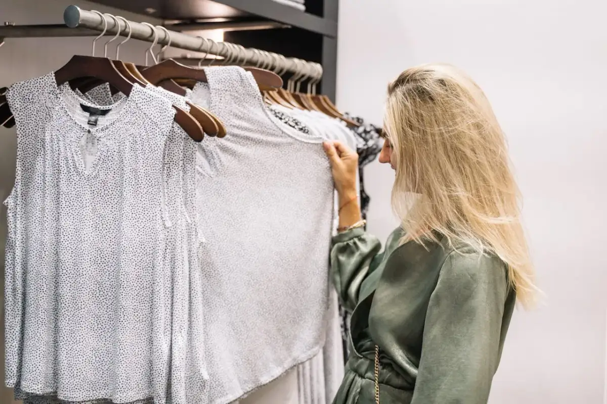 Jak usunąć napis z bluzy? Poradnik eksperta, uniknij błędów