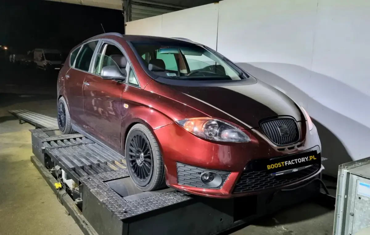Czerwony Seat Altea 1.9 TDI na hamowni, gotowy do tuningu.