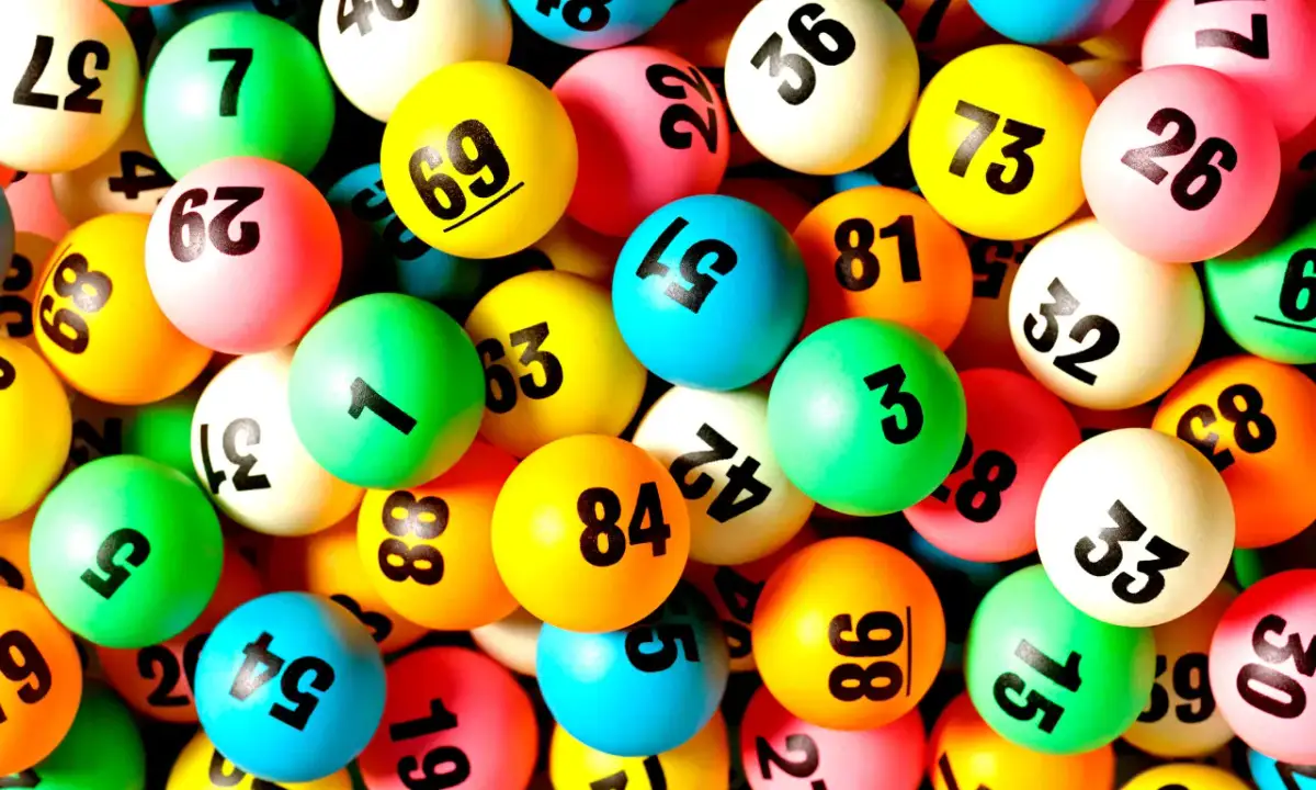 Kolorowe kulki z numerami, jak te do gry, mogą sugerować, czy w zdrapki lotto można grać online.