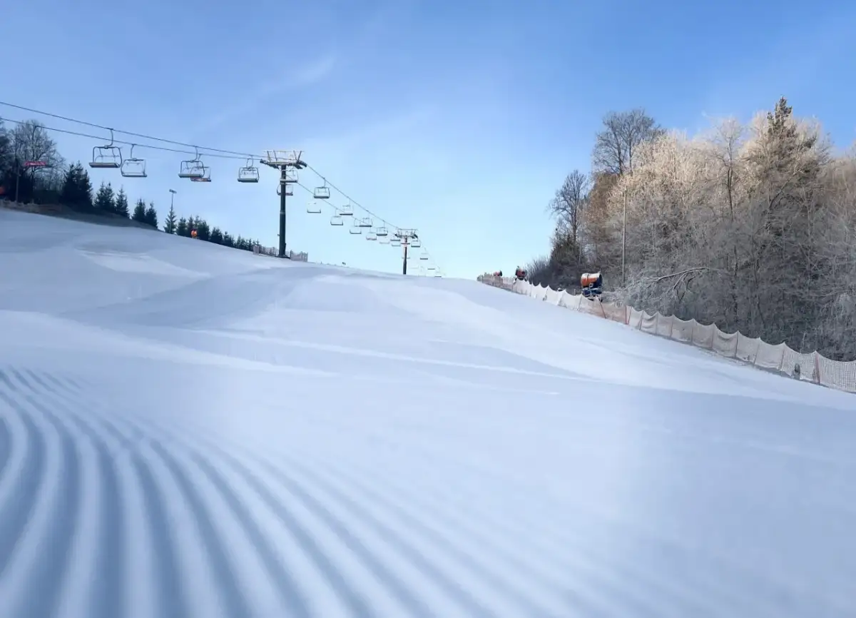 Szwajcaria Bałtowska snowpark przygotowany do jazdy. Wyciąg krzesełkowy w tle, idealnie przygotowane stoki.