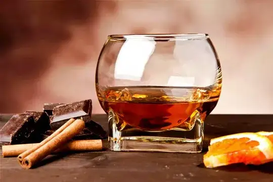 Czym się różni koniak od whisky? Kluczowe różnice, które musisz znać
