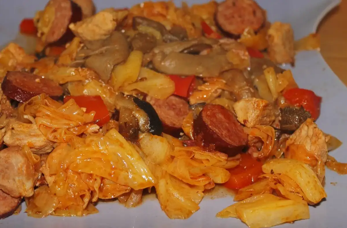Najlepsze przyprawy do bigosu – jak przyprawić, by smakował idealnie