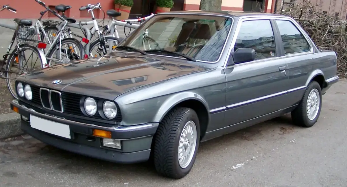 BMW E30 Coupe – historia, specyfikacje i kultowy status modelu