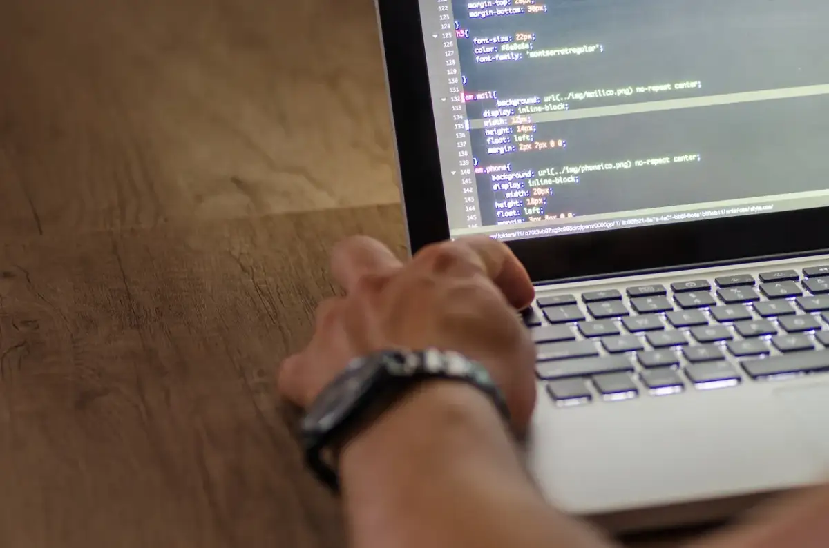 Czy HTML to język programowania? Odkryj istotne różnice teraz