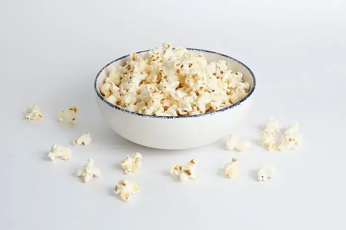 Popcorn dla kota: Czy jest bezpieczny? Ryzyka i co robić