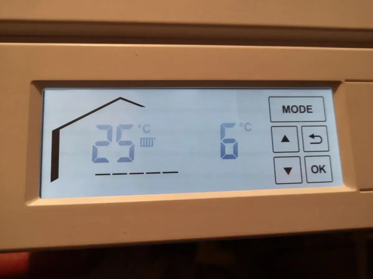Wyświetlacz sterownika Viessmann. Pokazuje 25°C w domu i 6°C na zewnątrz. Pomocne przy szukaniu instrukcji.