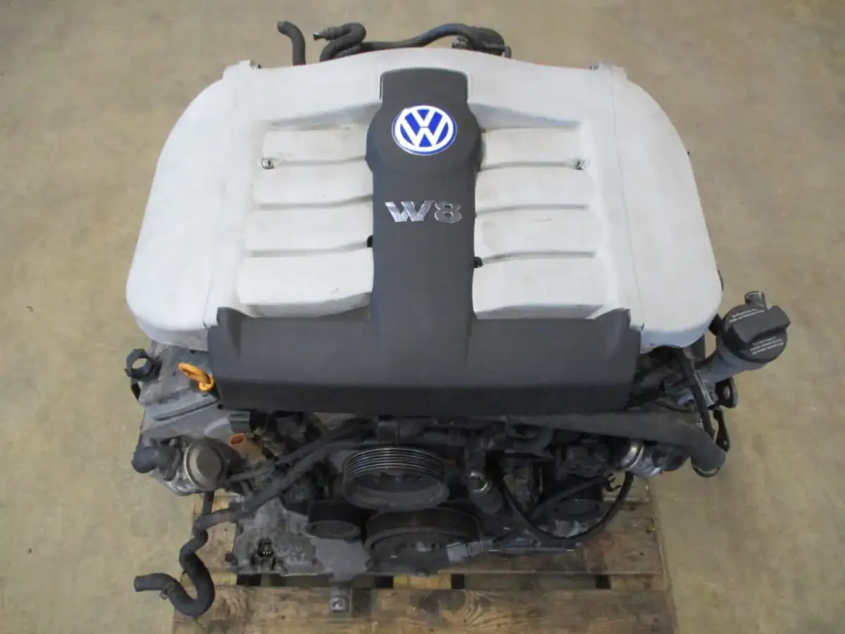 Silnik Volkswagen w8, potężna jednostka napędowa, gotowa do montażu.