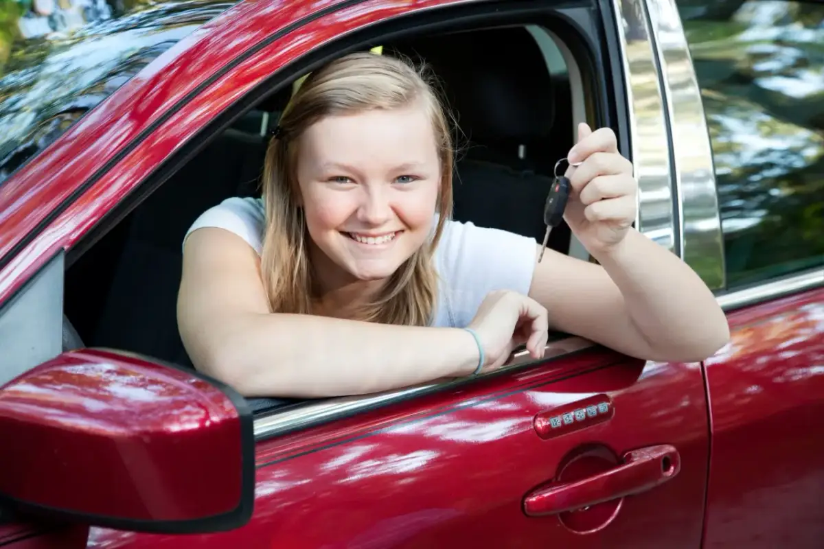 Zdałeś prawo jazdy? Co dalej? Formalności, auto, OC dla młodych