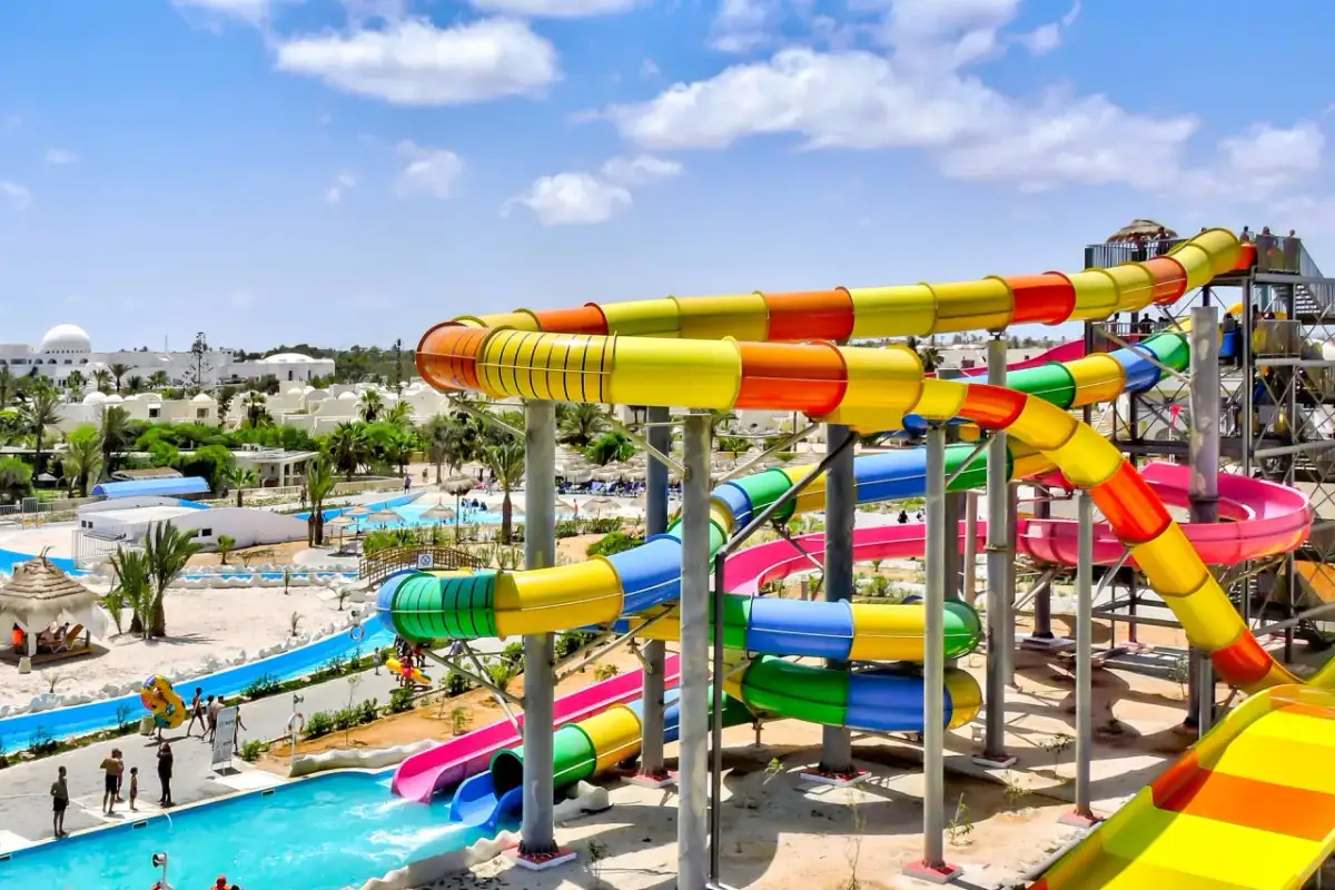 Kolorowe zjeżdżalnie wodne w Djerba Aqua Resort, idealne miejsce na wakacje. Opinie gości potwierdzają świetną zabawę dla całej rodziny.