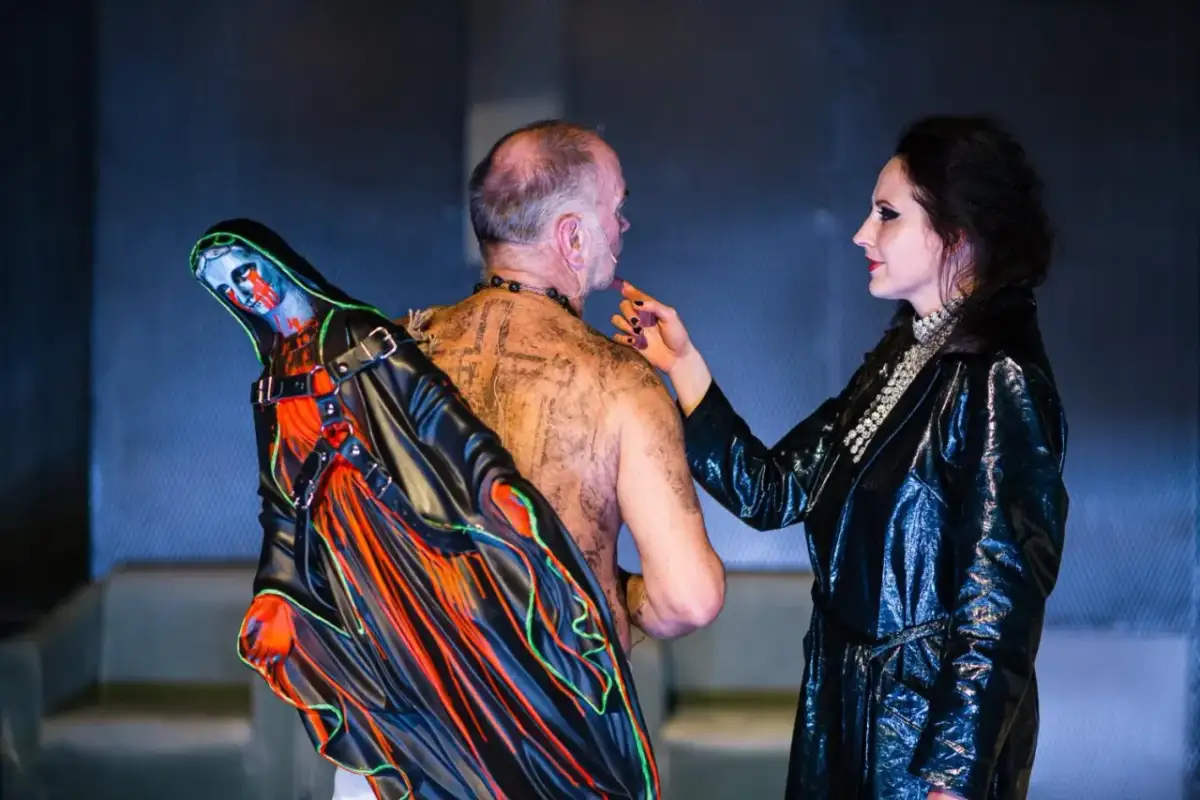 Lilla Weneda: bohaterowie w mrocznych strojach, z makijażem i tatuażami, tworzą niepokojącą scenę.