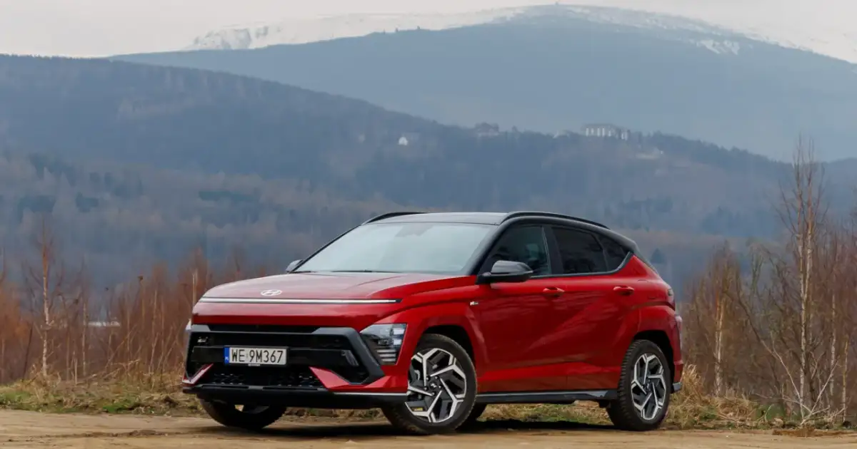 Czerwony Hyundai Kona na tle górskich krajobrazów. Wiele osób szuka Hyundai Kona opinie przed zakupem.