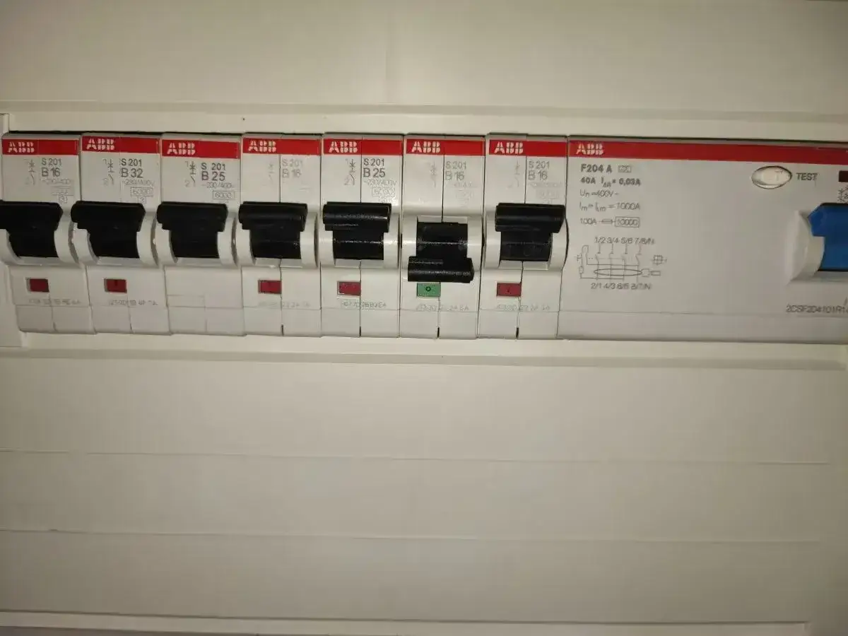 Rząd wyłączników automatycznych ABB, w tym zabezpieczenie przedlicznikowe, zapewnia bezpieczeństwo instalacji elektrycznej.