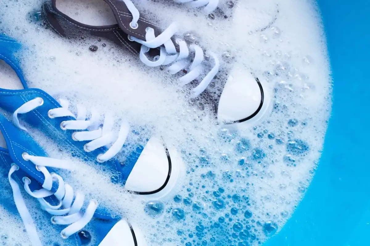 Niebieskie i szare trampki w pianie. Chyba trochę za duże buty, bo aż się w nich kąpie!