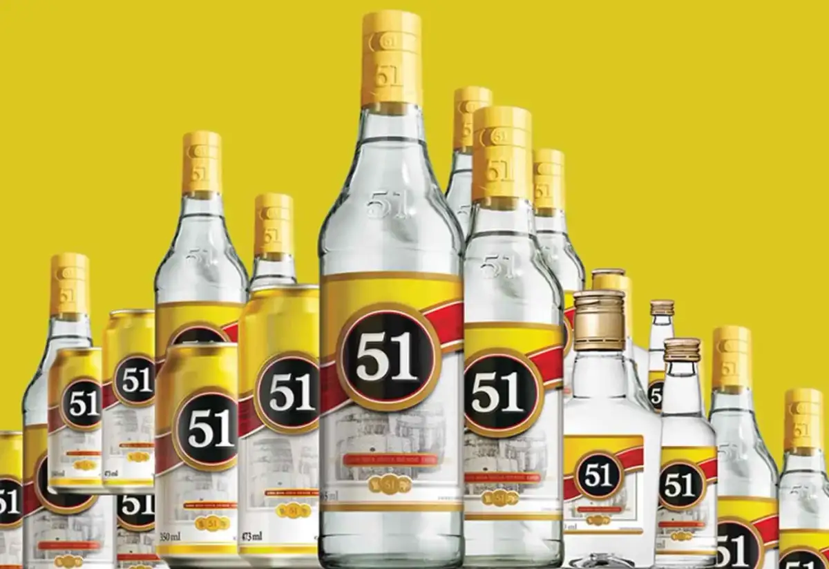 Butelki i puszki z napojem 51. Cachaca co to? To brazylijski alkohol, który można pić na wiele sposobów.