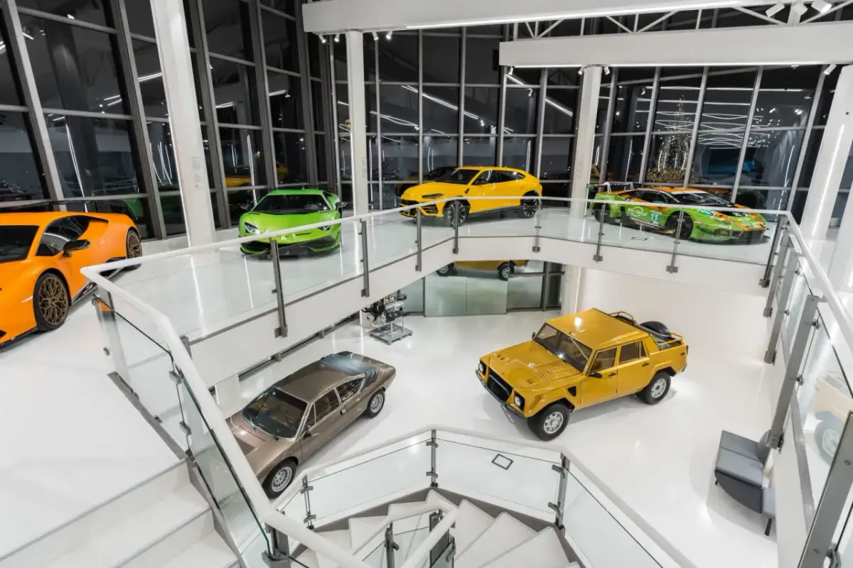 Wnętrze muzeum Lamborghini: lśniące, nowoczesne, z wieloma kultowymi modelami, od sportowych coupe po terenowe SUV-y.