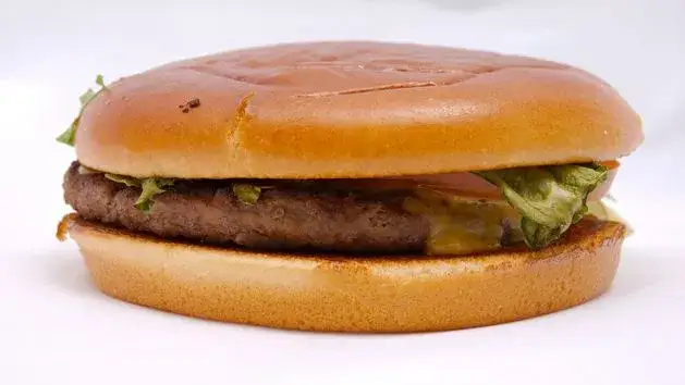 Ile kalorii ma hamburger z McDonald's? Ranking i porady!