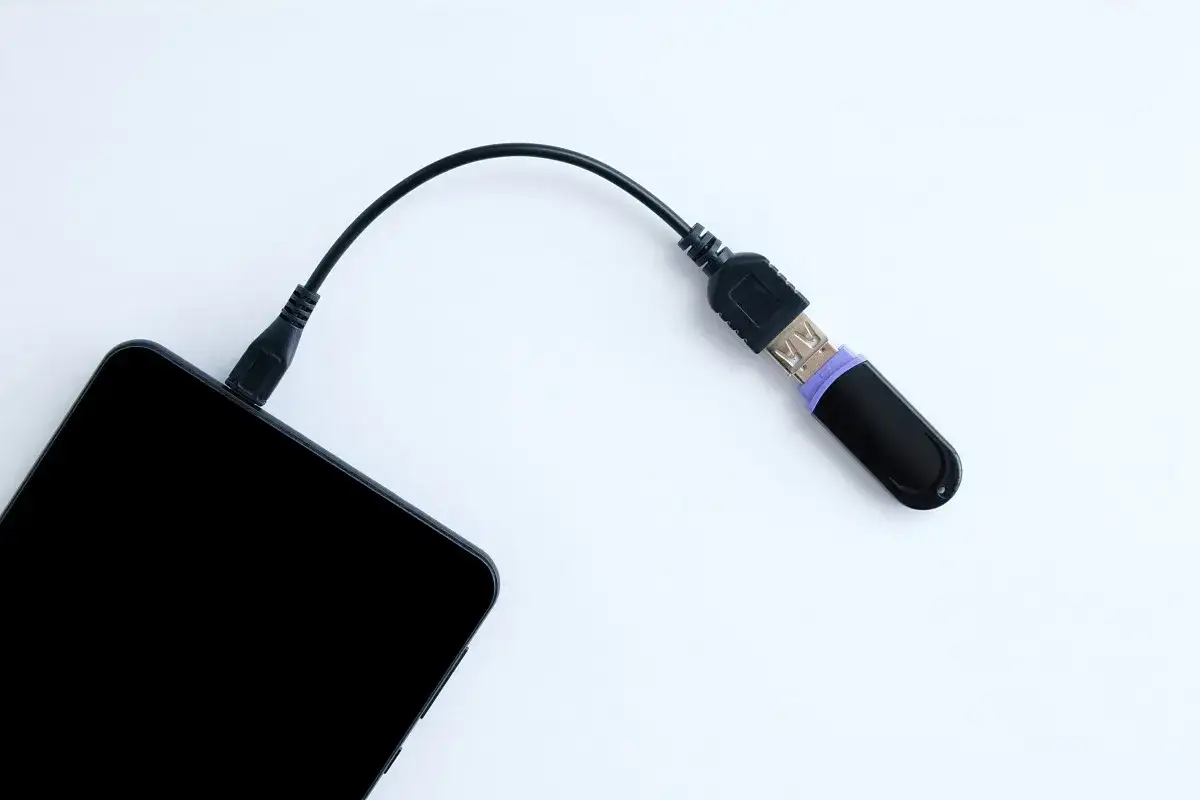 Jak łatwo podłączyć pendrive do iPhone i przenosić pliki bez problemów