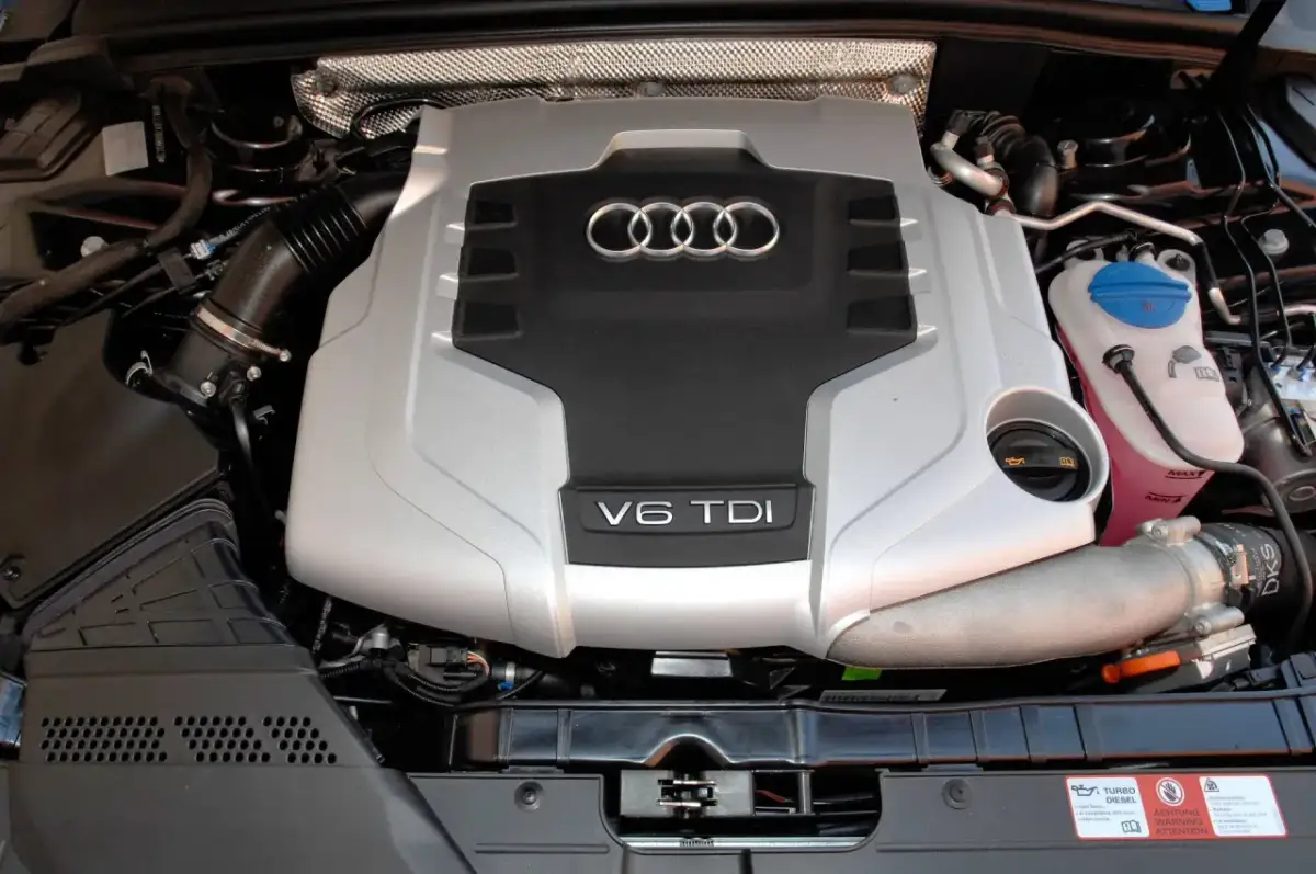 Silnik V6 TDI Audi z widocznym logo i oznaczeniem. Gotowy do pracy, zapewnia moc i wydajność.