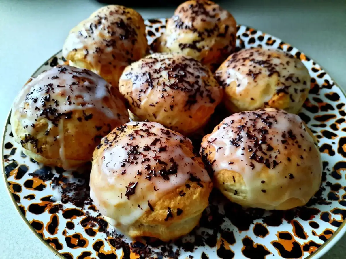 Pyszne, domowe pączki z lukrem i posypką czekoladową. To najlepszy przepis na pączki, jaki kiedykolwiek próbowałem!