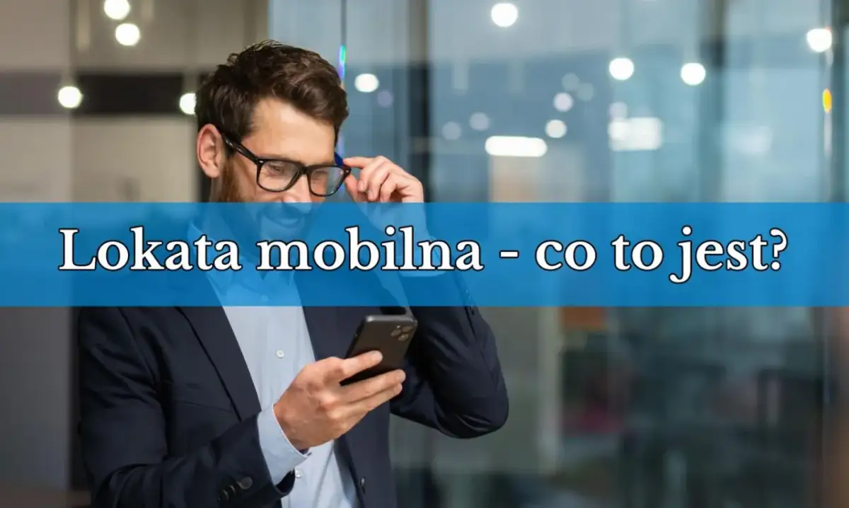 Mężczyzna w okularach i garniturze sprawdza coś na telefonie. Napis na niebieskim tle: "Lokata mobilna - co to jest?".