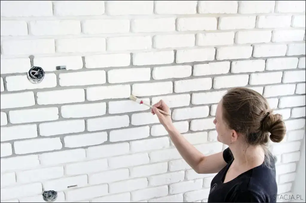 Jak układać cegłę dekoracyjną z fugą? Poradnik DIY krok po kroku