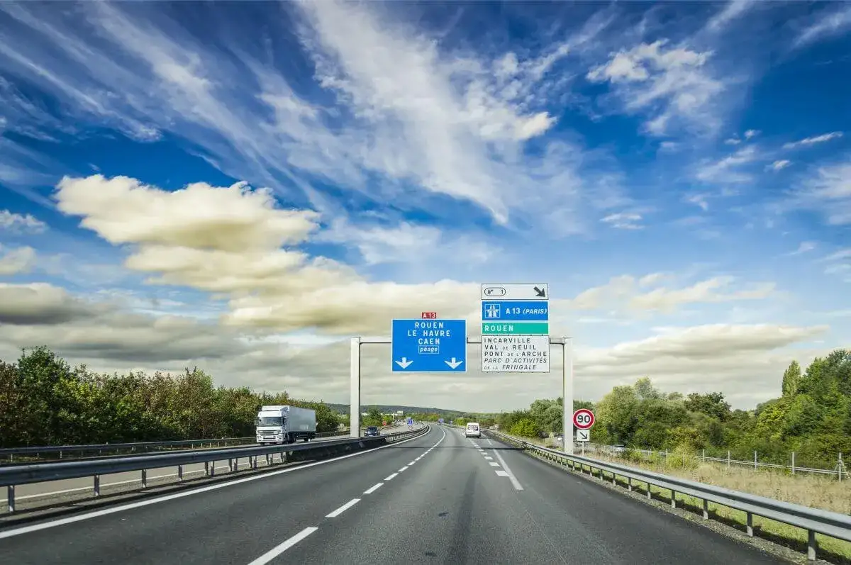 Czy autostrady we Francji są płatne? Odkryj ukryte koszty podróży