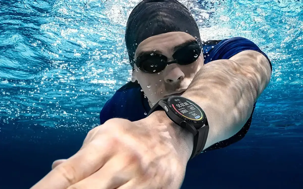 Pływak sprawdza na swoim sportowym zegarku, jaki zegarek do pływania będzie najlepszy. Wodoszczelny model pokazuje czas i dystans.
